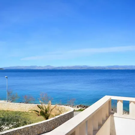 Schoenes Direkt Am *